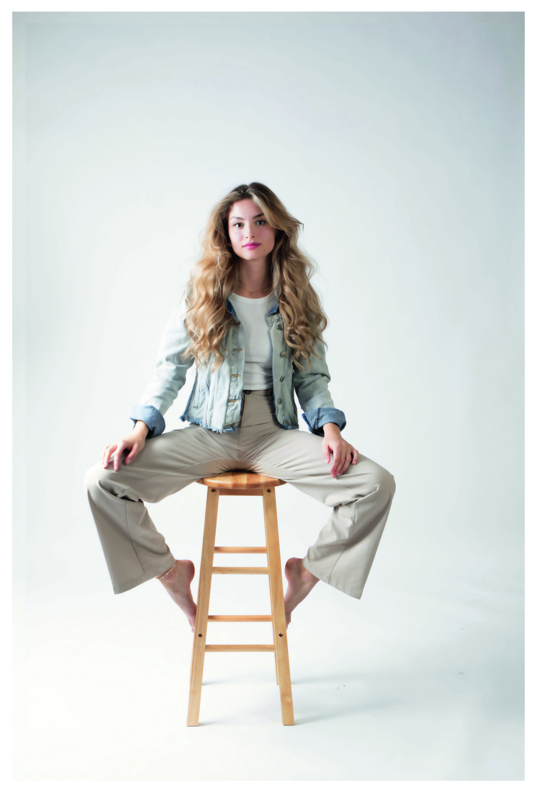 mg-fotomietstudio Yara Jeansjacke helle Hose.13 Kopie 2 scaled
